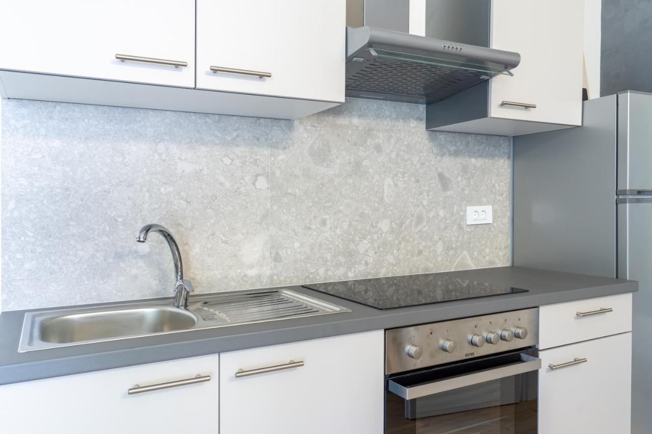 Stunning Apartment In Quiet Street Near Center With Free Parking 4 Floor リエカ エクステリア 写真