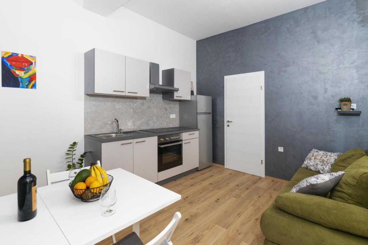 Stunning Apartment In Quiet Street Near Center With Free Parking 4 Floor リエカ エクステリア 写真