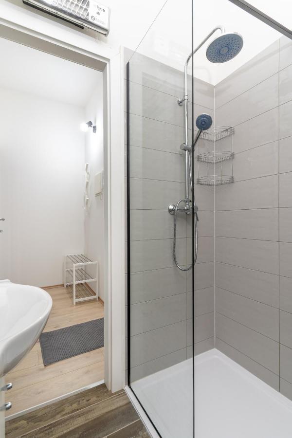 Stunning Apartment In Quiet Street Near Center With Free Parking 4 Floor リエカ エクステリア 写真