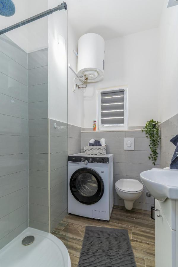 Stunning Apartment In Quiet Street Near Center With Free Parking 4 Floor リエカ エクステリア 写真