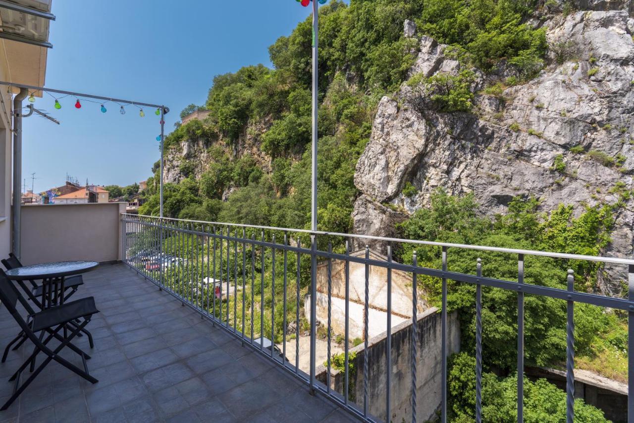 Stunning Apartment In Quiet Street Near Center With Free Parking 4 Floor リエカ エクステリア 写真